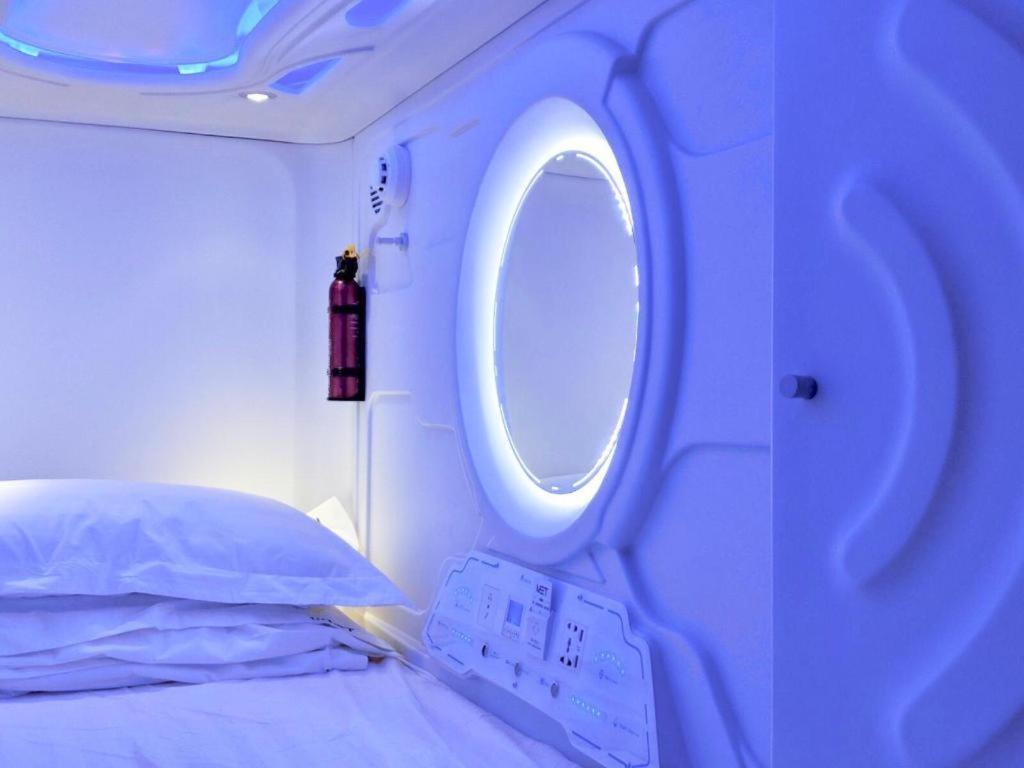 Hostel Met A Space Pod @ Chinatown *