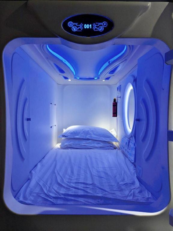 Hostel Met A Space Pod @ Chinatown *