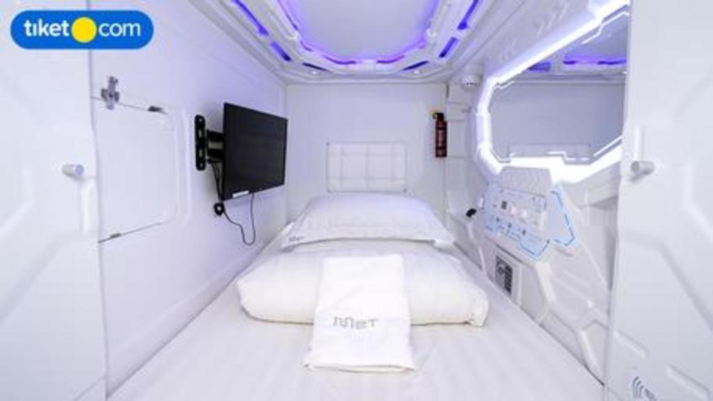 Hostel Met A Space Pod @ Chinatown *