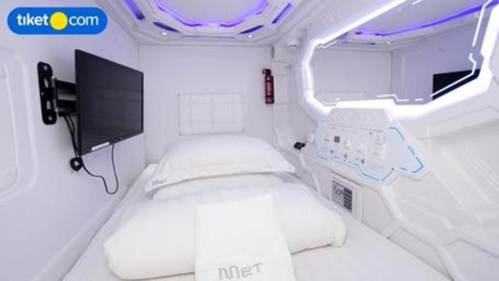 Met A Space Pod @ Chinatown Singapura
