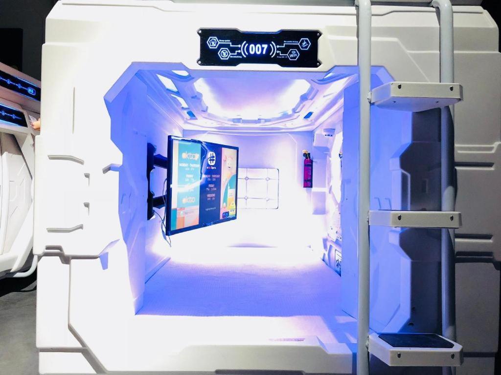 Met A Space Pod @ Chinatown * Singapura