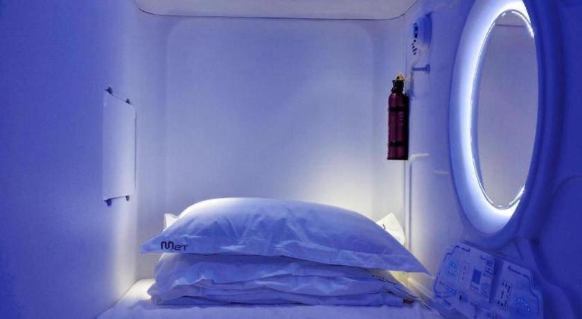 Met A Space Pod @ Chinatown Hostel